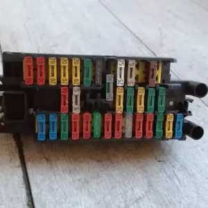 PEUGEOT 306 97-02 Biztosítéktábla bcm bsi bsm sam gem modul utastér 1.4i bontott alkatrész Expressz szállítás