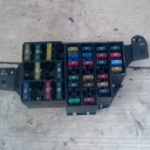 Vedd meg online RENAULT CLIO 01-06 Biztosítéktábla bcm bsi bsm sam gem modul motortér 1.5dci bontott alkatrész