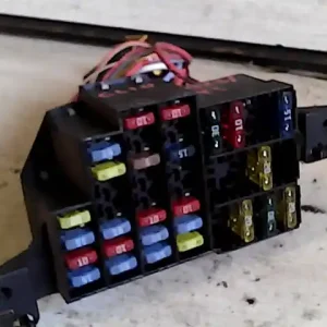 Vedd meg online RENAULT CLIO 06-09 Biztosítéktábla bcm bsi bsm sam gem modul utastér 1.5dci bontott alkatrész