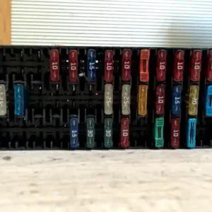 RENAULT Kangoo 2003.01 - 2008.01 Biztosítéktábla bcm bsi bsm sam gem modul utastér bontott alkatrész Vedd meg online