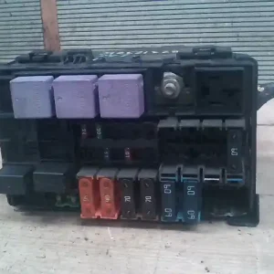 Utolsó esély RENAULT LAGUNA 00-05 Biztosítéktábla bcm bsi bsm sam gem modul motortér 3.0i v6 bontott alkatrész