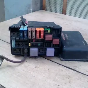 Árcsökkenés RENAULT LAGUNA 00-05 Biztosítéktábla bcm bsi bsm sam gem modul motortér bontott alkatrész