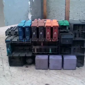 Vedd meg most RENAULT LAGUNA 00-05 Biztosítéktábla bcm bsi bsm sam gem modul motortér bontott alkatrész