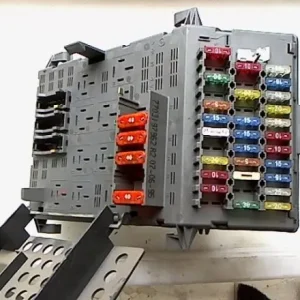 RENAULT LAGUNA 94-98 Biztosítéktábla bcm bsi bsm sam gem modulbontott alkatrész Biztonságos vásárlás