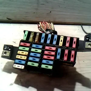 RENAULT THALIA 02.03-08.10 Biztosítéktábla bcm bsi bsm sam gem modul utastér 1.4ibontott alkatrész Szuper akció