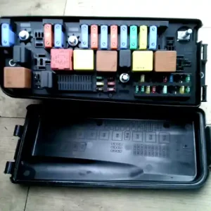 SAAB 9-3 02.10-07.10 Biztosítéktábla bcm bsi bsm sam gem modul motortér bontott alkatrész Legjobb ár