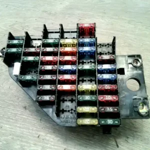 Árengedmény SAAB 9-5 01- Biztosítéktábla bcm bsi bsm sam gem modul utastér bontott alkatrész