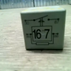 Szezonális akció SKODA OCTAVIA 97-00 üzemanyag szivattyú relé 1.8 b bontott alkatrész