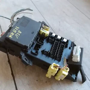 Árengedmény TOYOTA AVENSIS 01-03 Biztosítéktábla bcm bsi bsm sam gem modul2.0d bontott alkatrész