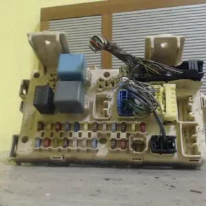 Exkluzív ajánlat TOYOTA AVENSIS 03-07 Biztosítéktábla bcm bsi bsm sam gem modul motortér 2.0 d bontott alkatrész