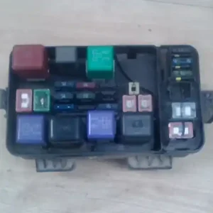 TOYOTA CARINA E 92.04-97.07 Biztosítéktábla bcm bsi bsm sam gem modul motortér 2.0i bontott alkatrész Azonnal elérhető