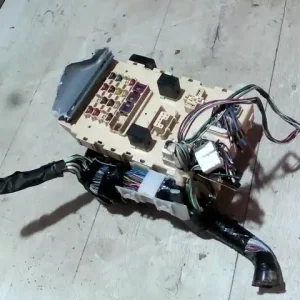 Kedvezményes ár TOYOTA YARIS 99.04-05.09 Biztosítéktábla bcm bsi bsm sam gem modul1.0i bontott alkatrész