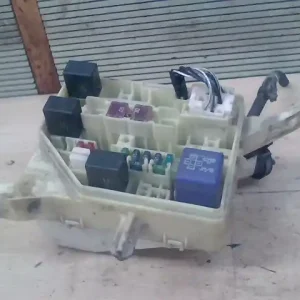 Vásárlói kedvenc TOYOTA YARIS 99.04-05.09 Biztosítéktábla bcm bsi bsm sam gem modul motortér 1.0i bontott alkatrész