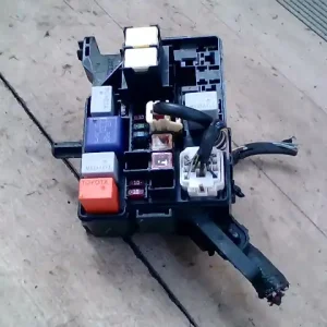 Legjobb ár TOYOTA YARIS 99.04-05.09 Biztosítéktábla bcm bsi bsm sam gem modul motortér bontott alkatrész