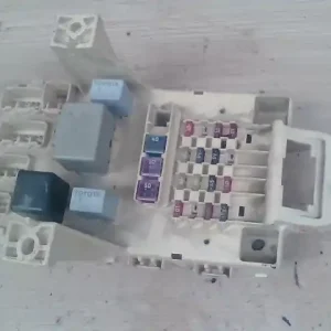 TOYOTA YARIS 99.04-05.09 Biztosítéktábla bcm bsi bsm sam gem modul utastér 1.3i bontott alkatrész Árengedmény