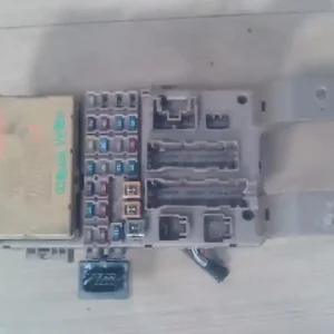 Kedvezményes ár TOYOTA Corolla Verso 02.01.01-04.05.31 Biztosítéktábla bcm bsi bsm sam gem modul utastér 2.0d4d bontott alkatrész