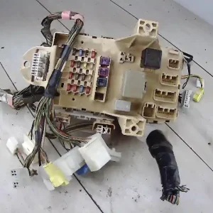 TOYOTA YARIS Biztosítéktábla bcm bsi bsm sam gem modulbontott alkatrész Csak ma