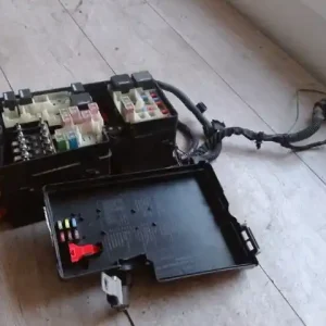 VOLVO S40 2008.01.01-2012.05.30 Biztosítéktábla bcm bsi bsm sam gem modul motortér 2.0i bontott alkatrész Kihagyhatatlan ajánlat