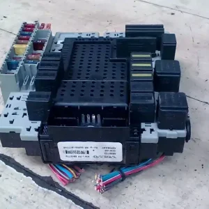 Biztonságos fizetés VOLVO S80 98.05.01-06.02.28 Biztosítéktábla bcm bsi bsm sam gem modul csomagtér bontott alkatrész