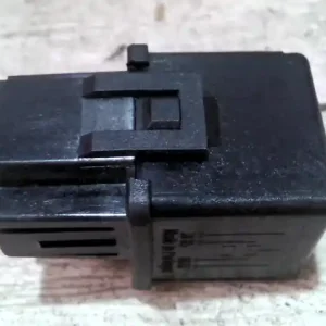 Vedd meg online VOLVO V40 Relé bontott alkatrész