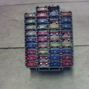 Biztonságos fizetés VOLVO V70 2000.01.01- 2007.08.31 Biztosítéktábla bcm bsi bsm sam gem modul utastér 2.4 i utastérbontott alkatrész