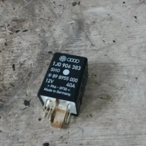 Legkelendőbb VW BORA üzemanyag szivattyú relé bontott alkatrész