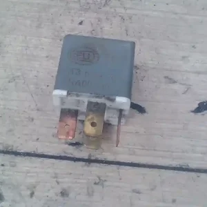 Biztonságos vásárlás VW GOLF III. 94- Relé bontott alkatrész