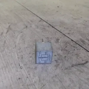 VW GOLF III. 94- Relé bontott alkatrész Bestseller