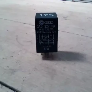 VW GOLF IV. Relé bontott alkatrész Ne maradj le