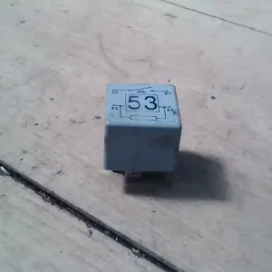 Ne maradj le VW GOLF IV. Relé bontott alkatrész