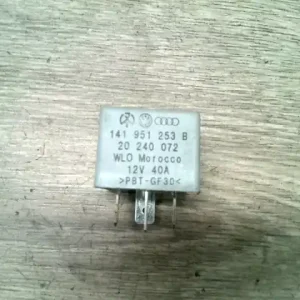 VW GOLF IV. Relé bontott alkatrész Kedvezmény