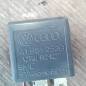 VW PASSAT 00.11-05.02 B5.5 Relé bontott alkatrész Kedvezményes ár