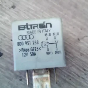 Szuper ajánlat VW PASSAT 00.11-05.02 B5.5 Relé bontott alkatrész