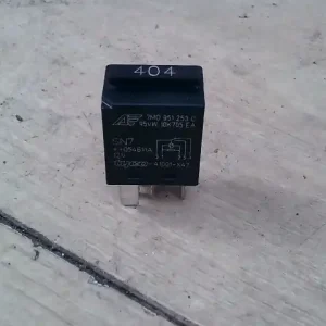 Legnépszerűbb VW Passat (B6) 2005.03.01-2010.10.31 Relé bontott alkatrész