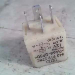 Vedd meg most VW PASSAT 00.11-05.02 B5.5 Relé bontott alkatrész