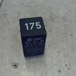 Gyors szállítás VW PASSAT 96.10-00.10 B5 Relé bontott alkatrész