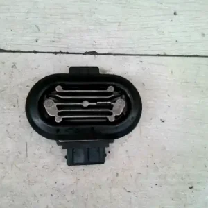 Biztonságos vásárlás VW PASSAT 96.10-00.10 B5 Fűtőmotor előtét ellenállás1.8t bontott alkatrész