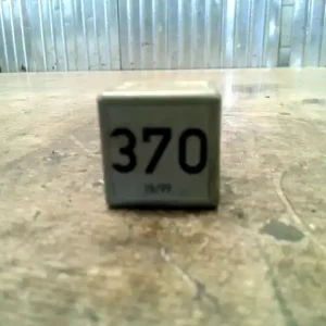 VW PASSAT 96.10-00.10 B5 Relé bontott alkatrész Alacsony ár