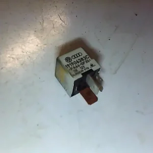 Szuper akció VW POLO CLASSIC 95.07-99.10 üzemanyag szivattyú relé bontott alkatrész