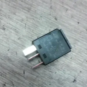 Olcsó VW POLO V. 02-05 Relé bontott alkatrész