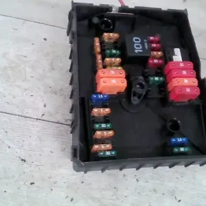 Különleges ajánlat VW Touran 2003.04.01-2006.11.30 Biztosítéktábla bcm bsi bsm sam gem modulbontott alkatrész